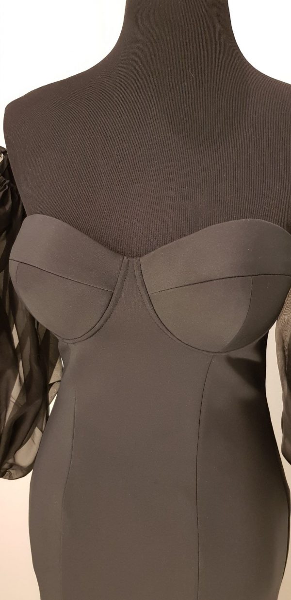 Schwarzes figurbetontes Bustierballkleid in Meerjungfrauen Optik, große Puffärmel losgelöst vom Kleid