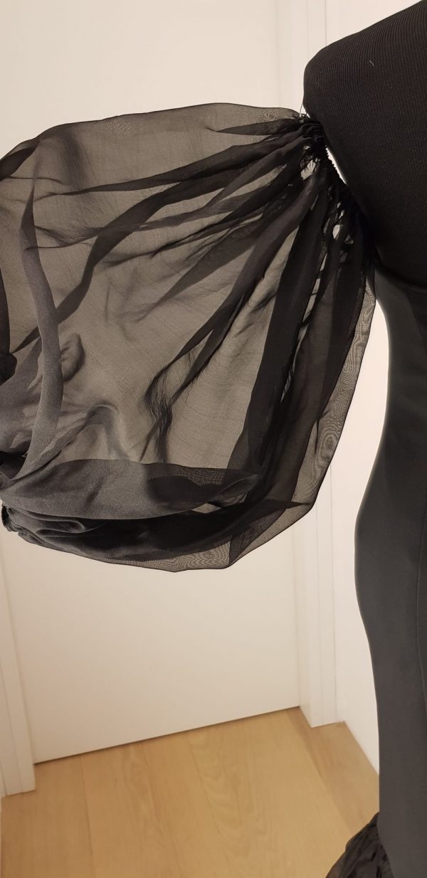 Schwarzes figurbetontes Bustierballkleid in Meerjungfrauen Optik, große Puffärmel losgelöst vom Kleid