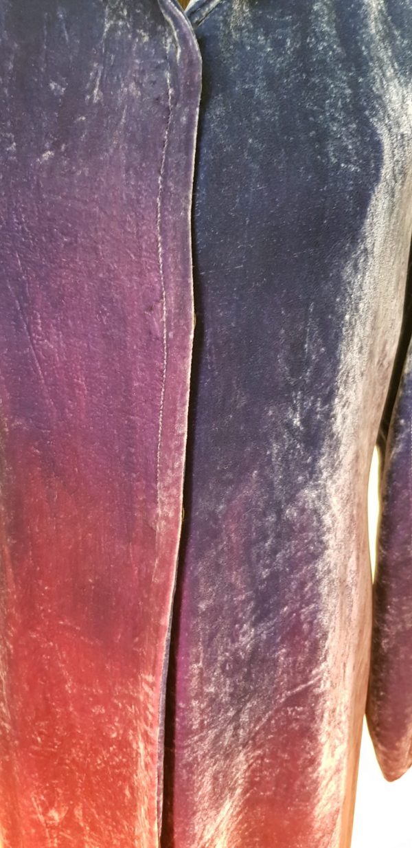 Weiches langes Samtsakko in Blau-Violett schattiert