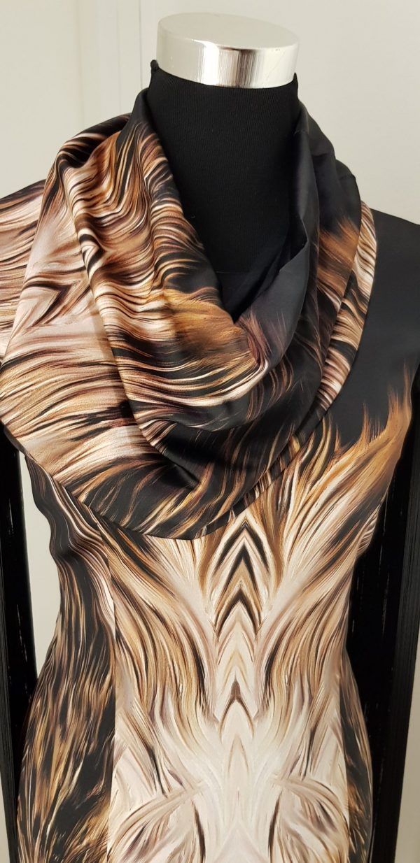 Extravagantes schwarz-braunes Seidencocktailkleid "Fox Fringes" im Animalprint mit extra Schalkragen und langen Fransenärmeln