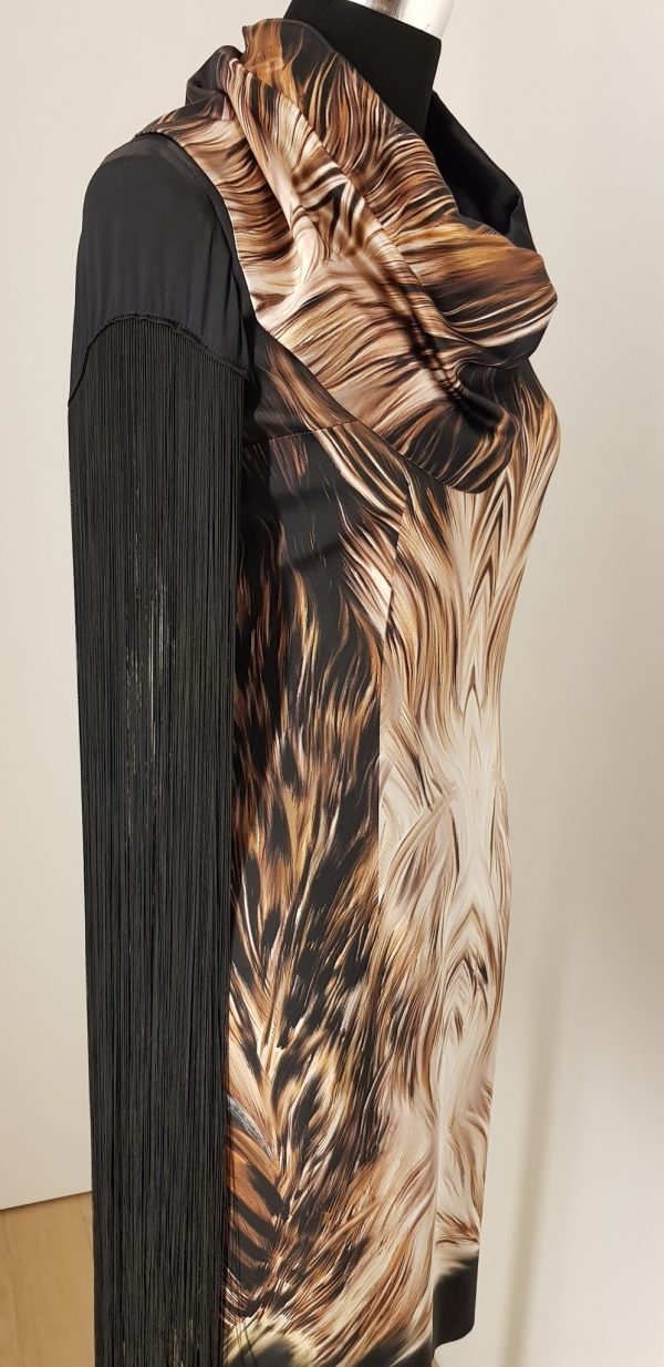 Extravagantes schwarz-braunes Seidencocktailkleid "Fox Fringes" im Animalprint mit extra Schalkragen und langen Fransenärmeln