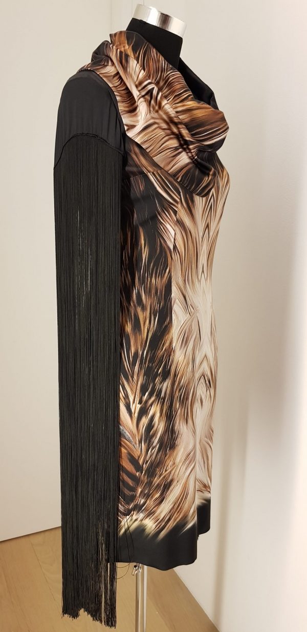 Extravagantes schwarz-braunes Seidencocktailkleid "Fox Fringes" im Animalprint mit extra Schalkragen und langen Fransenärmeln