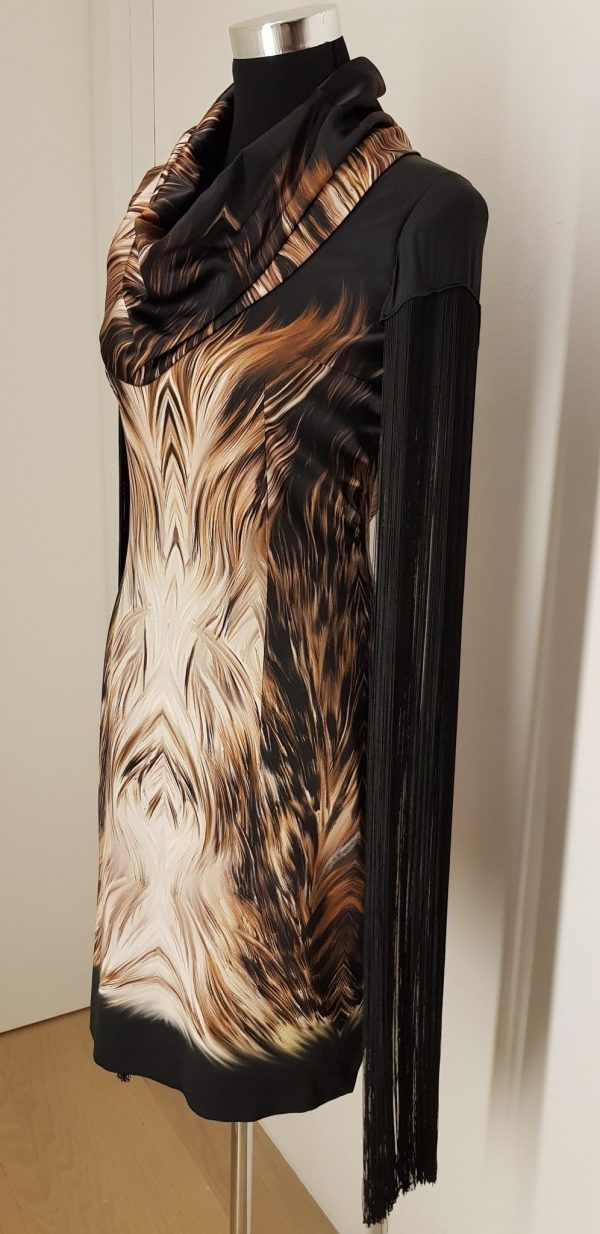 Extravagantes schwarz-braunes Seidencocktailkleid "Fox Fringes" im Animalprint mit extra Schalkragen und langen Fransenärmeln