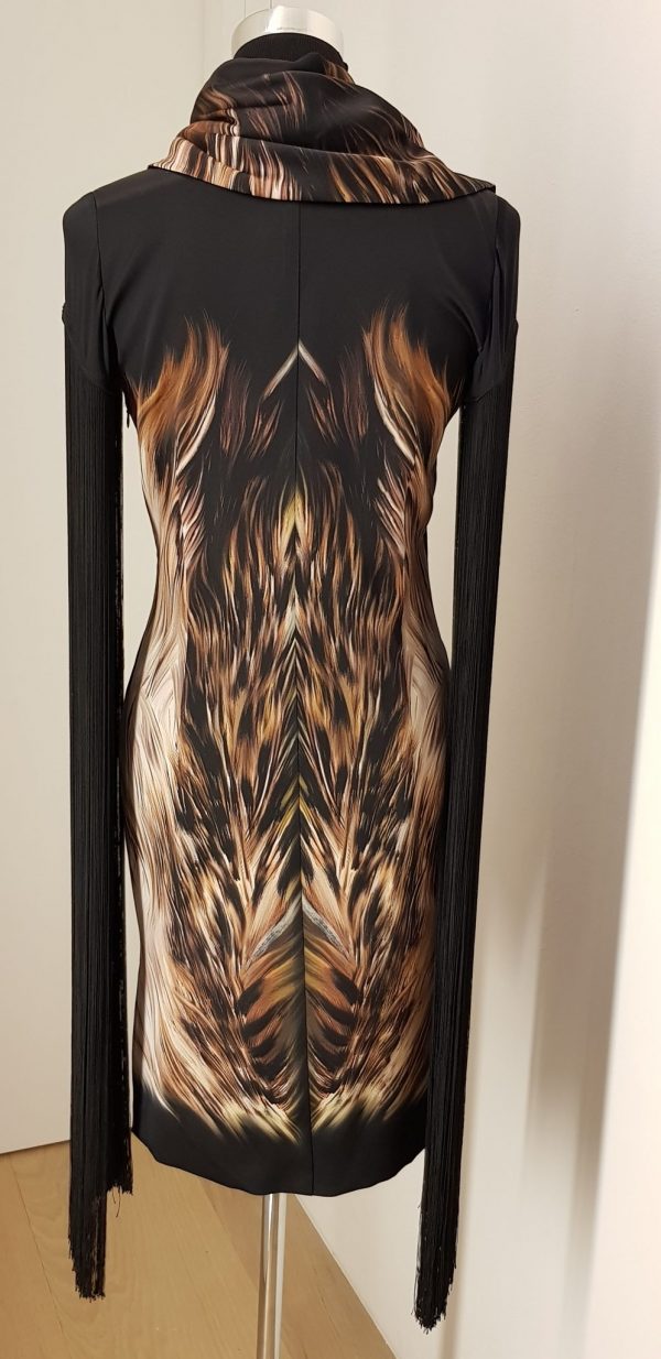 Extravagantes schwarz-braunes Seidencocktailkleid "Fox Fringes" im Animalprint mit extra Schalkragen und langen Fransenärmeln