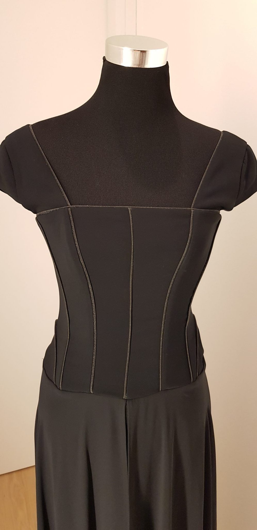 18009-Ballkleid-Aniko-Smart-Couture-schwarz Extravagantes knöchellanges Ballkleid "Zauberin" mit schwarzer Corsage mit Lederbändern, angeschnittene Ärmel