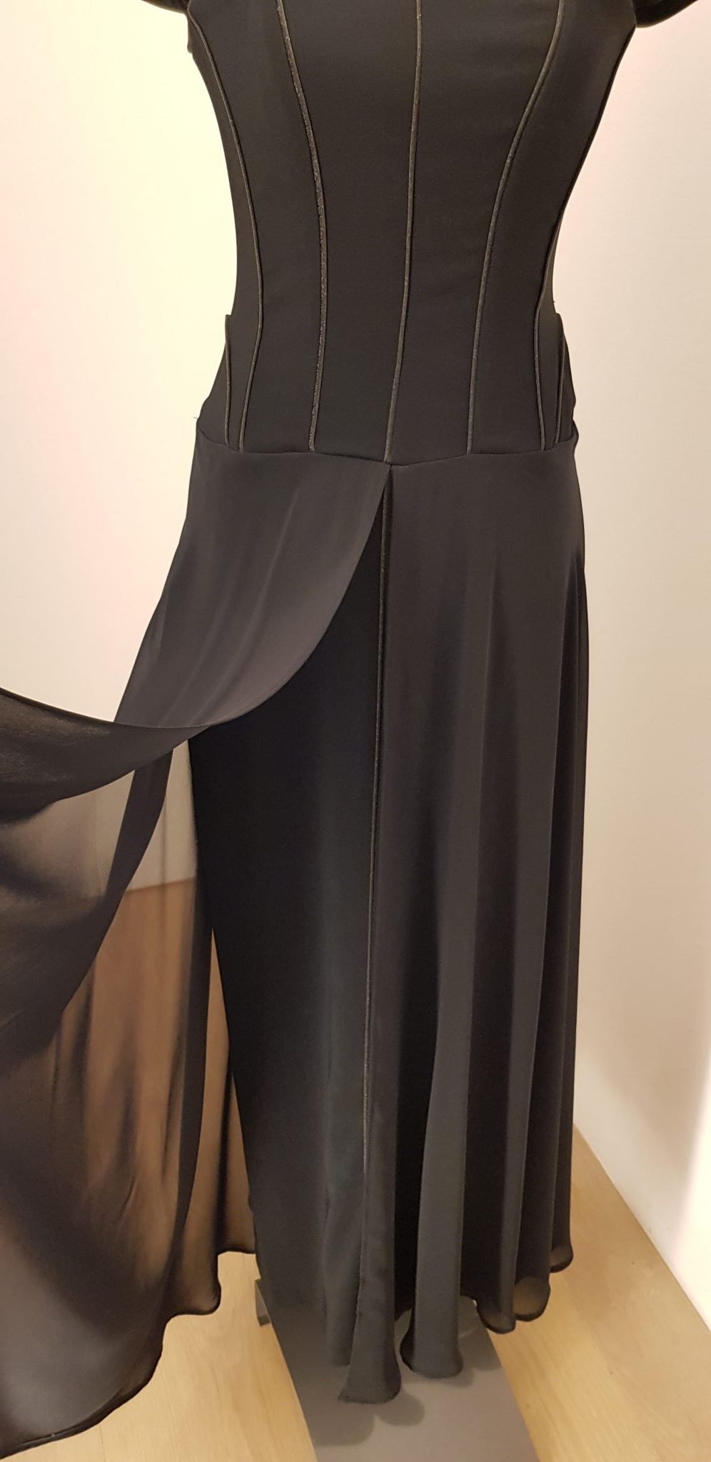 18009-Ballkleid-Aniko-Smart-Couture-schwarz Extravagantes knöchellanges Ballkleid "Zauberin" mit schwarzer Corsage mit Lederbändern, angeschnittene Ärmel
