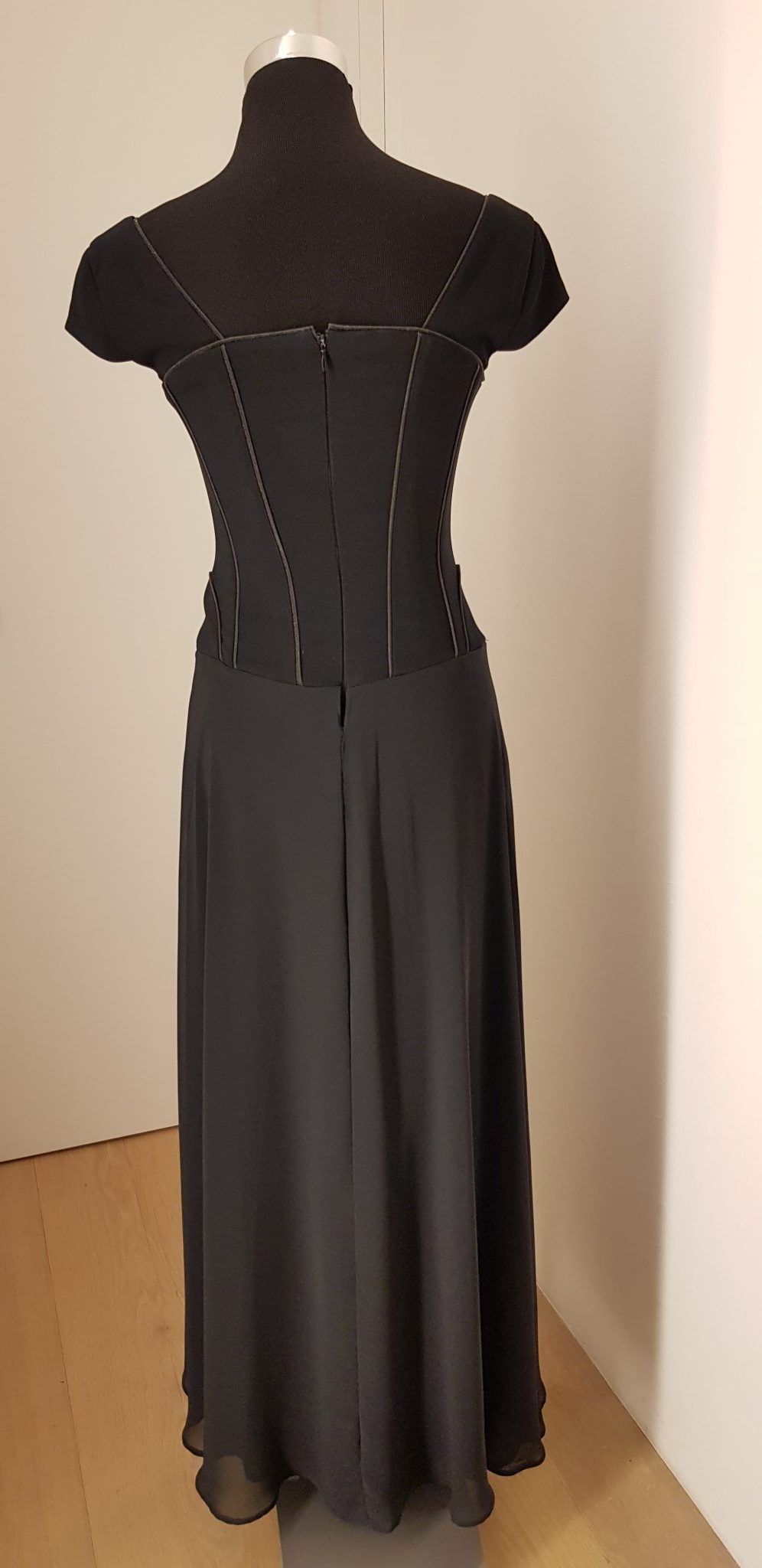 18009-Ballkleid-Aniko-Smart-Couture-schwarz Extravagantes knöchellanges Ballkleid "Zauberin" mit schwarzer Corsage mit Lederbändern, angeschnittene Ärmel