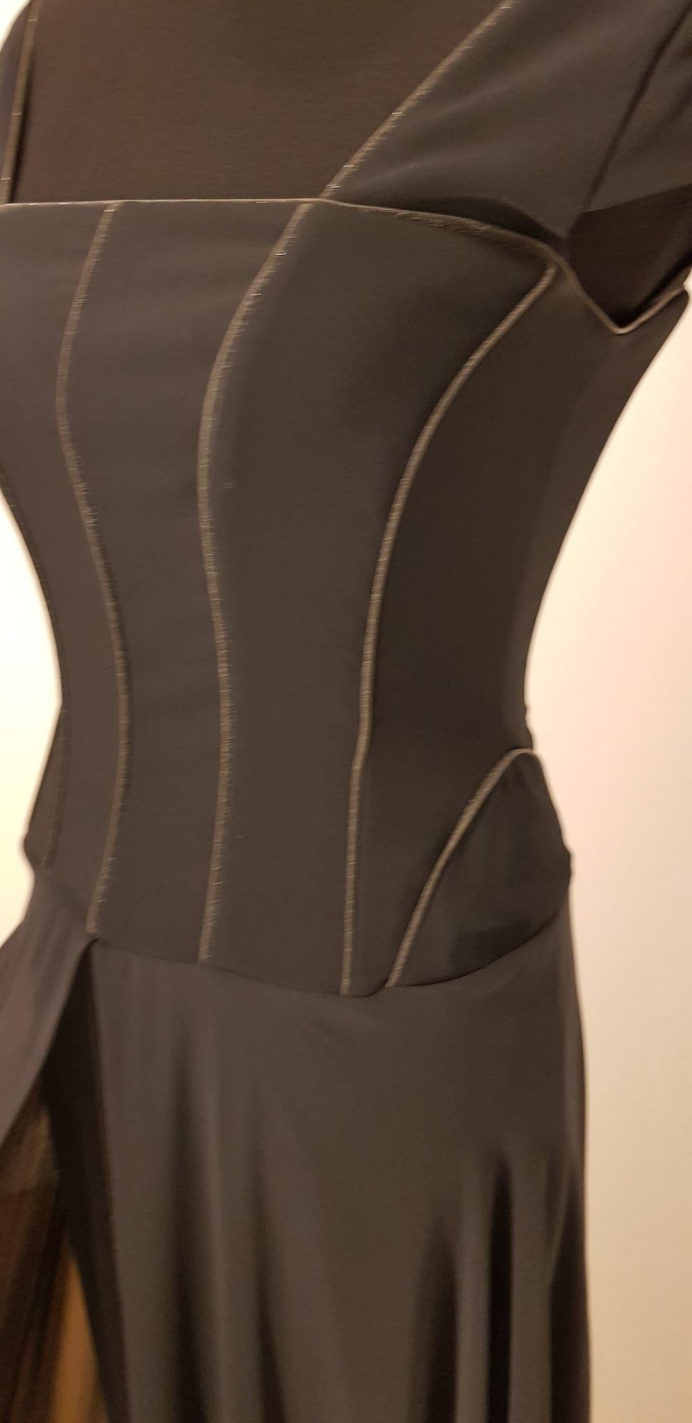 18009-Ballkleid-Aniko-Smart-Couture-schwarz Extravagantes knöchellanges Ballkleid "Zauberin" mit schwarzer Corsage mit Lederbändern, angeschnittene Ärmel