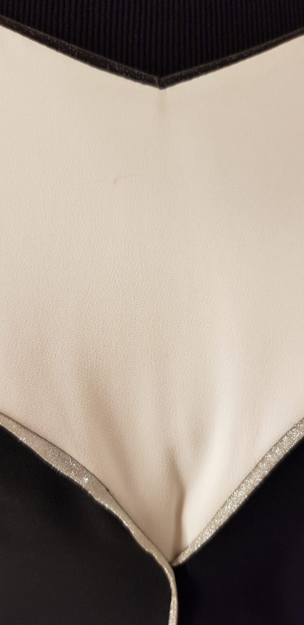Extravagantes, schwarzes, knöchellanges figurbetontes Ballkleid "Schwan" mit weißem V-Dekollete (Glitzerband), Längsnaht Glitzer, hinten und seitlich Fransen