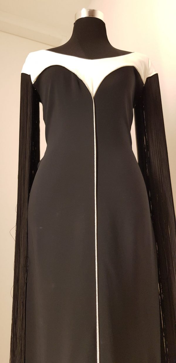 Extravagantes, schwarzes, knöchellanges figurbetontes Ballkleid "Schwan" mit weißem V-Dekollete (Glitzerband), Längsnaht Glitzer, hinten und seitlich Fransen