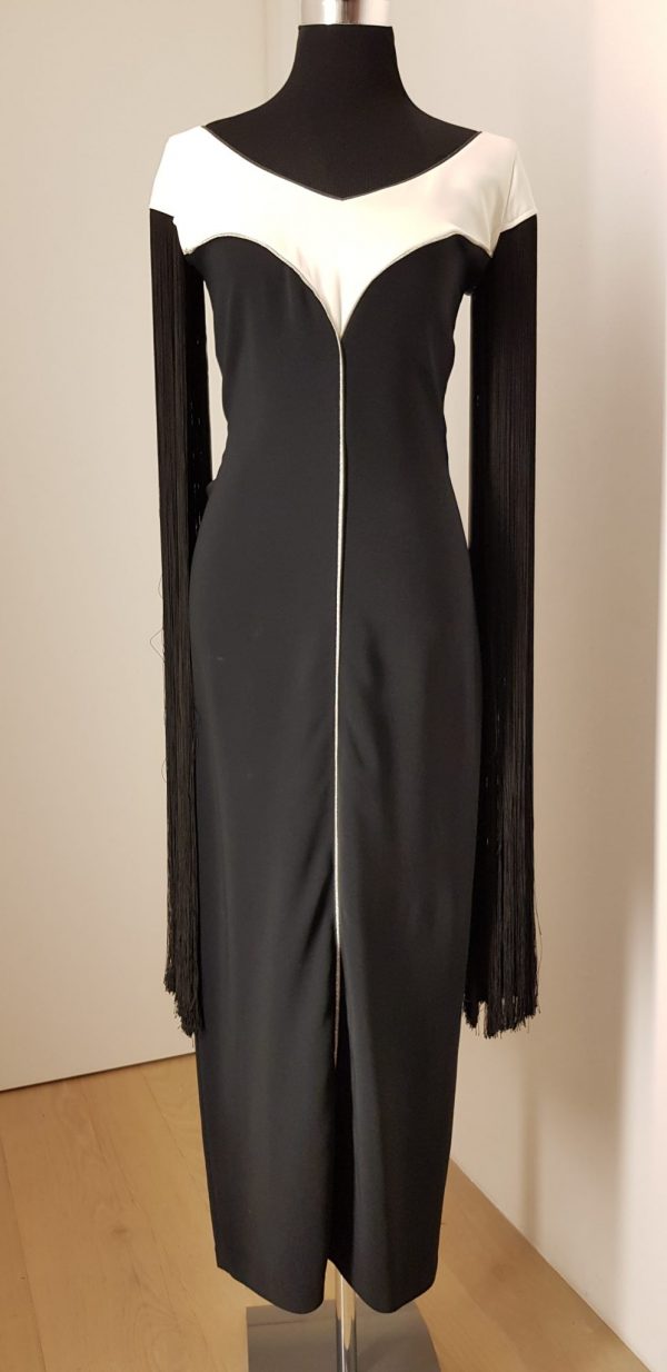 Extravagantes, schwarzes, knöchellanges figurbetontes Ballkleid "Schwan" mit weißem V-Dekollete (Glitzerband), Längsnaht Glitzer, hinten und seitlich Fransen
