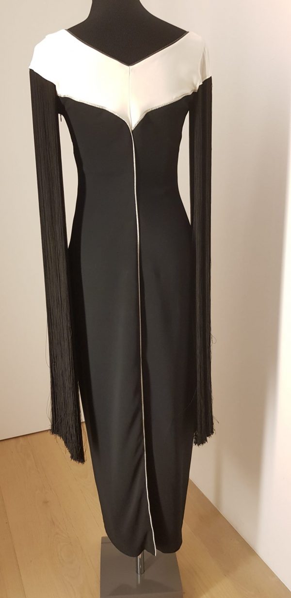 Extravagantes, schwarzes, knöchellanges figurbetontes Ballkleid "Schwan" mit weißem V-Dekollete (Glitzerband), Längsnaht Glitzer, hinten und seitlich Fransen