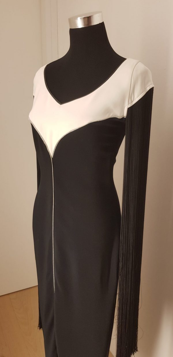 Extravagantes, schwarzes, knöchellanges figurbetontes Ballkleid "Schwan" mit weißem V-Dekollete (Glitzerband), Längsnaht Glitzer, hinten und seitlich Fransen