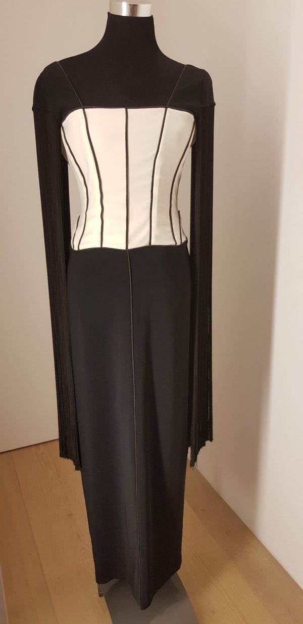Extravatantes, schwarzes, knöchellanges Ballkleid "Contraste" mit weißer Corsage/Mieder, Fransenärmel