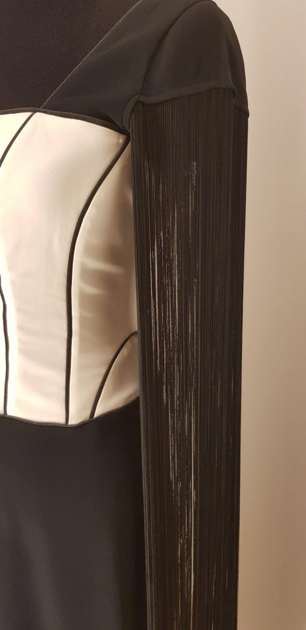 Extravatantes, schwarzes, knöchellanges Ballkleid "Contraste" mit weißer Corsage/Mieder, Fransenärmel