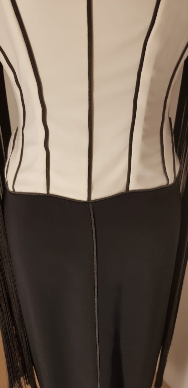 Extravatantes, schwarzes, knöchellanges Ballkleid "Contraste" mit weißer Corsage/Mieder, Fransenärmel