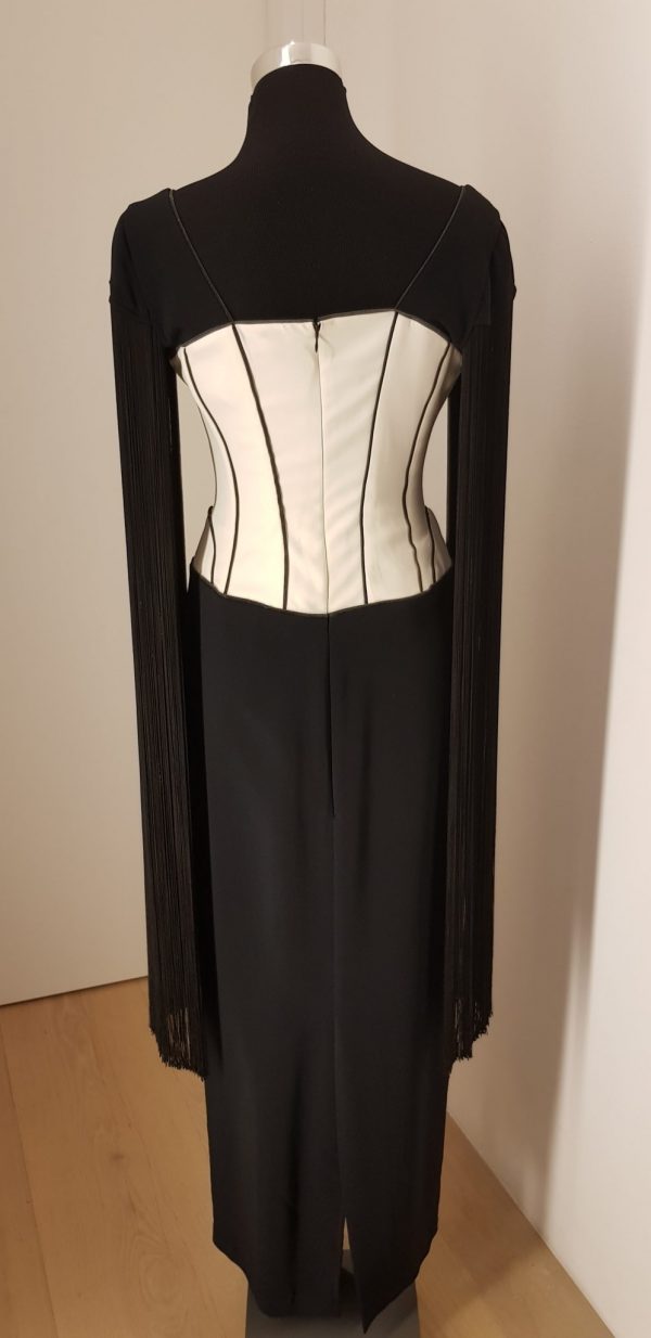 Extravatantes, schwarzes, knöchellanges Ballkleid "Contraste" mit weißer Corsage/Mieder, Fransenärmel