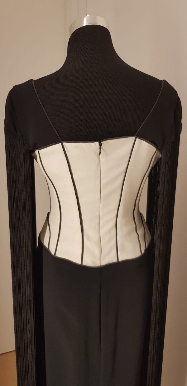 Extravatantes, schwarzes, knöchellanges Ballkleid "Contraste" mit weißer Corsage/Mieder, Fransenärmel